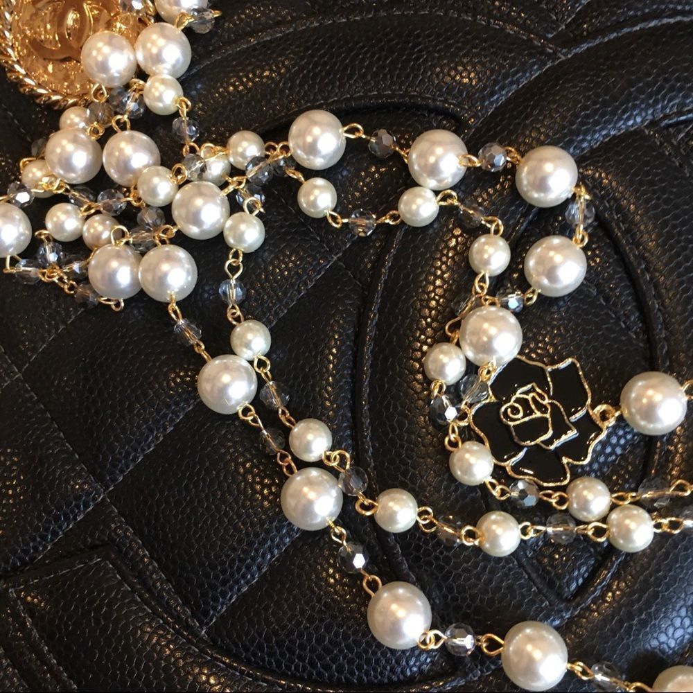 NWT!  White pearl necklace with black & gold rose - Picture 3 of 7